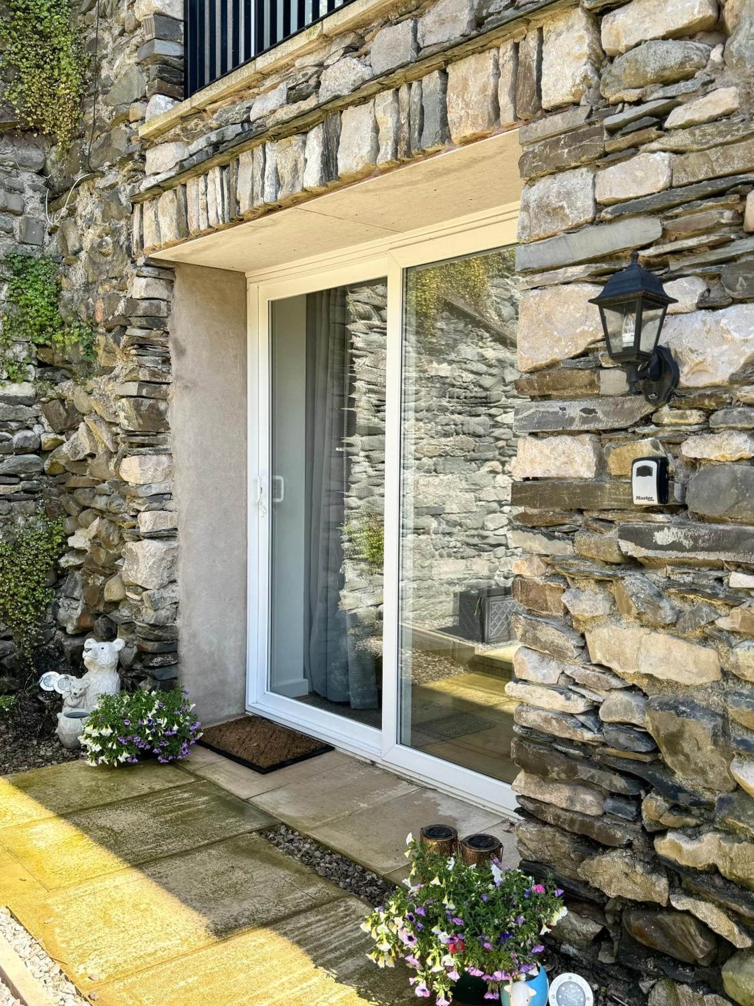 Aparthotel The Barn In The Courtyard Ulverston Exterior foto